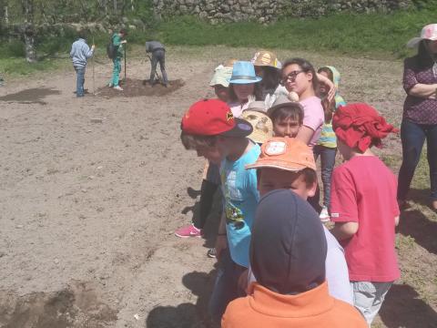 Os alunos do Vocacional de Horticultura ensinaram como preparar o terreno.
